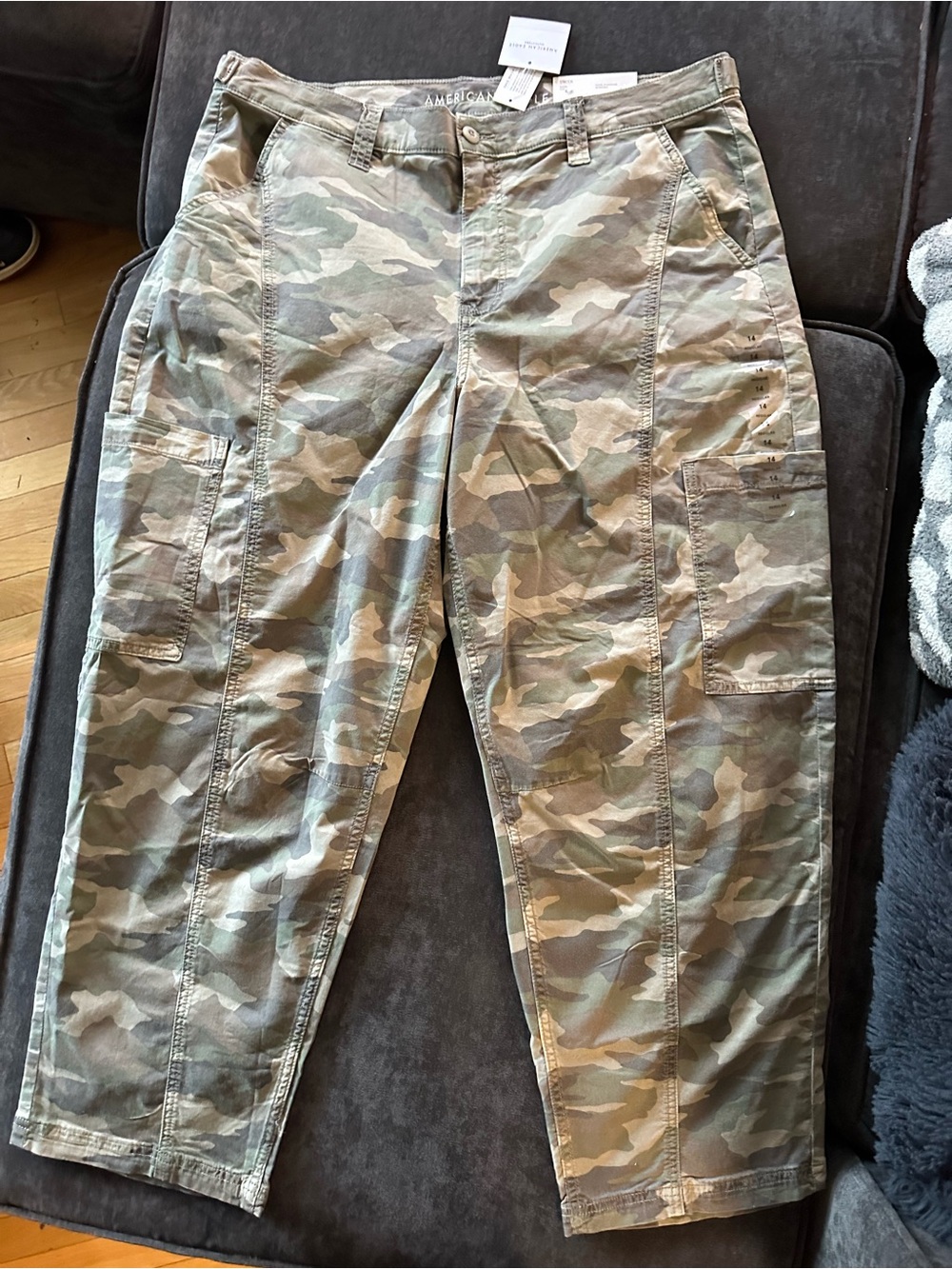 NWT American Eagle Outfitters Barrel Leg Cargo Pants Women’s Camouflage size 14